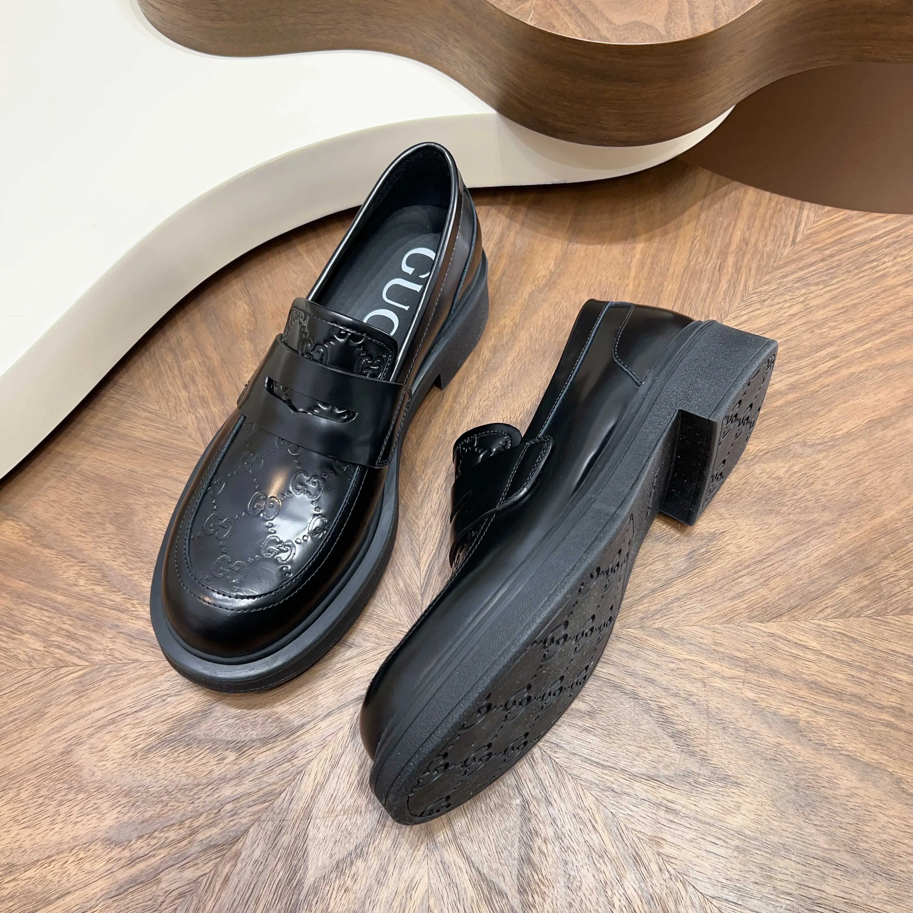 💰780 Gucci/Gucci new men’s lace-up shoes with GG details, matte cow leather derby shoes! The design of this men's lace-up shoe is rooted in the brand's heritage. Crafted from premium waxed cow leather, it is embellished with GG printed embossed suede leather details, a nod to Gucci's iconic monogram. The rubber sole decorated with GG pattern adds a touch of modern fashion to this design. Typical three-joint style design. European and American classic version, full calfskin lining. The overall upper texture is soft and the lining is comfortable and breathable. 2CM thickened soft rubber sole, easy to control. Versatile and stylish upper foot, multiple colors available to meet different matching needs, complete package! Size: 39-40-41-42-43-44 leather shoe size (38.45.46 can be customized)